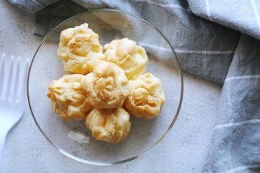 Ekkin, beyaz bir masanın üzerindeki cam bir kaba konur..