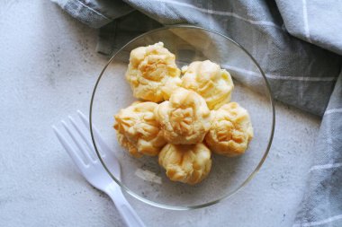 Ekkin, beyaz bir masanın üzerindeki cam bir kaba konur..