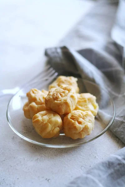 Eclair Wordt Een Glazen Schaal Een Witte Tafel Geplaatst — Stockfoto