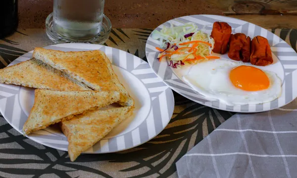 Ontbijt Gebakken Eieren Gebakken Worst Groentesalade Toast Een Bruine Houten — Stockfoto