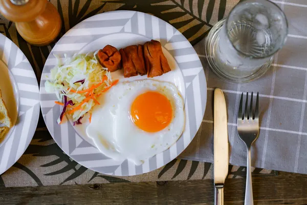 Breakfast Fried Eggs Fried Sausage Vegetable Salad Toast Brown Wooden — Stock Photo, Image