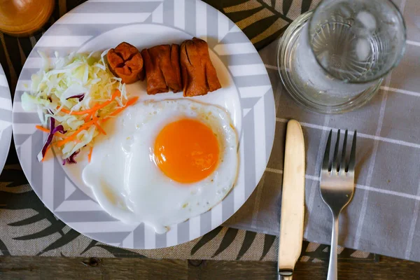 Petit Déjeuner Œufs Frits Saucisse Frite Salade Légumes Pain Grillé — Photo