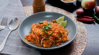 Tayland Gıda Pad Thai 'si (Tayland ulusal yemeği) Gri bir tabakta limon ve süslemeli Tayland yemeği.