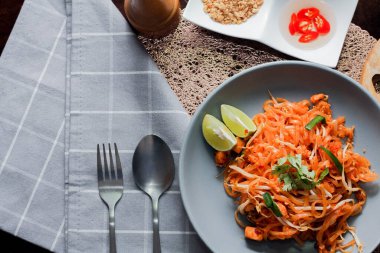 Tayland Gıda Pad Thai 'si (Tayland ulusal yemeği) Gri bir tabakta limon ve süslemeli Tayland yemeği.