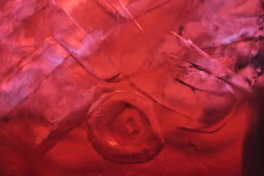 Bardakta Roselle suyu, beyaz bir masaya konur..