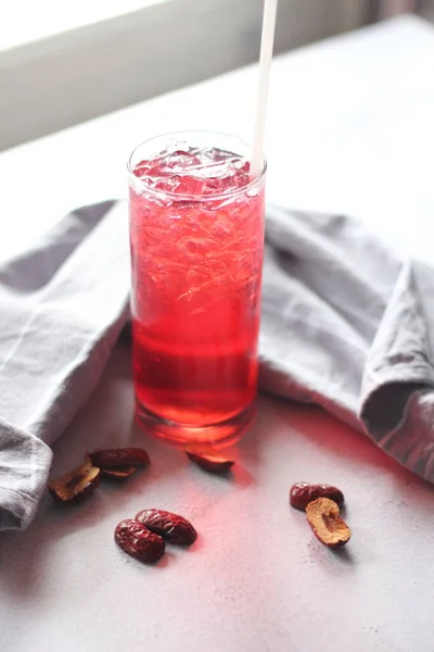 Rosellensaft Einem Glas Auf Einem Weißen Tisch — Stockfoto