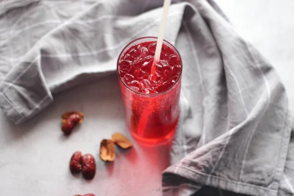 Roselljuice Ett Glas Placerad Ett Vitt Bord — Stockfoto