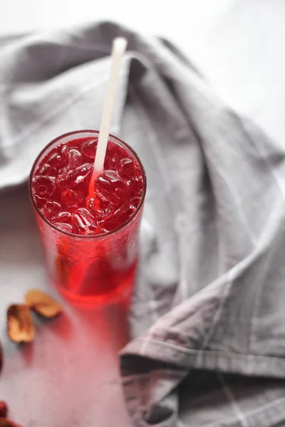 Jus Roselle Dans Verre Placé Sur Une Table Blanche — Photo