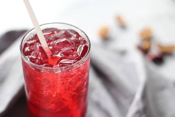 Jus Roselle Dans Verre Placé Sur Une Table Blanche — Photo