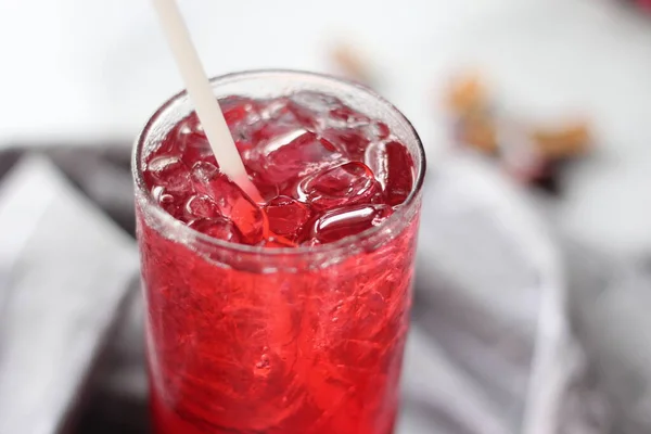 Jugo Roselle Vaso Colocado Sobre Una Mesa Blanca —  Fotos de Stock