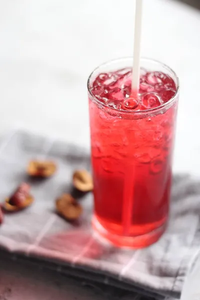 Jus Roselle Dans Verre Placé Sur Une Table Blanche — Photo