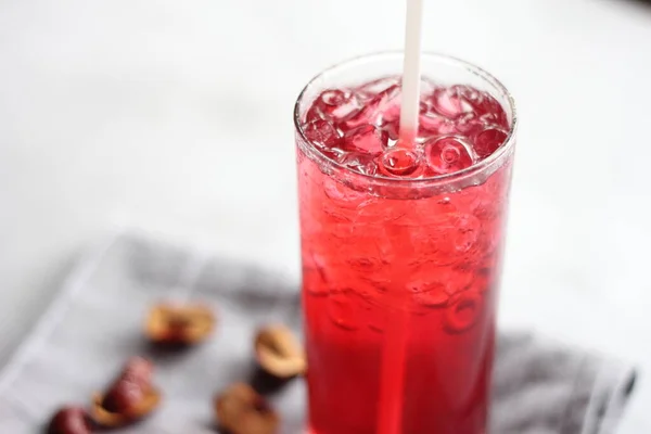 Suco Roselle Copo Colocado Uma Mesa Branca — Fotografia de Stock