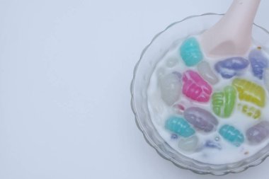 Hindistan cevizli muhallebi Tayland 'ın tatlısıdır. Ya da bizim deyimimizle 