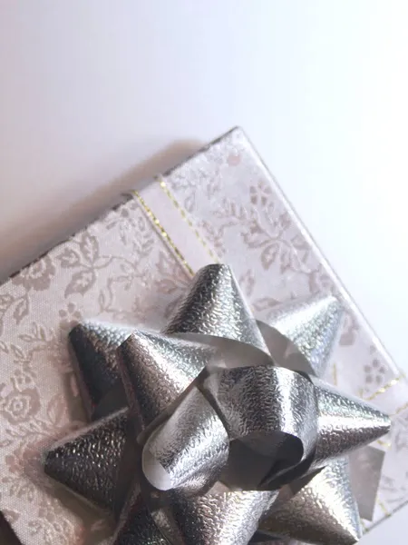 Срібна Подарункова Коробка Срібна Стрічка Білому Тлі — стокове фото