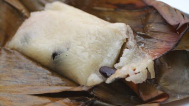 Tayland pirinç kekleri beyaz arka planda sarılı muz yaprakları