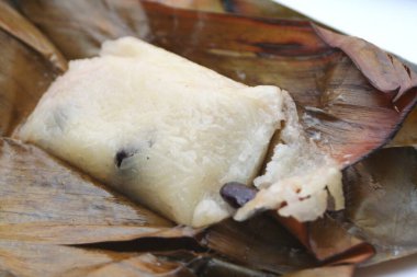 Tayland pirinç kekleri beyaz arka planda sarılı muz yaprakları