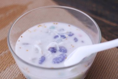 Hindistan cevizli muhallebi Tayland 'ın tatlısıdır. Ya da bizim deyimimizle 