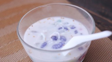 Hindistan cevizli muhallebi Tayland 'ın tatlısıdır. Ya da bizim deyimimizle 