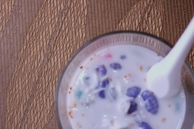 Hindistan cevizli muhallebi Tayland 'ın tatlısıdır. Ya da bizim deyimimizle 