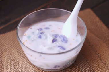 Hindistan cevizli muhallebi Tayland 'ın tatlısıdır. Ya da bizim deyimimizle 