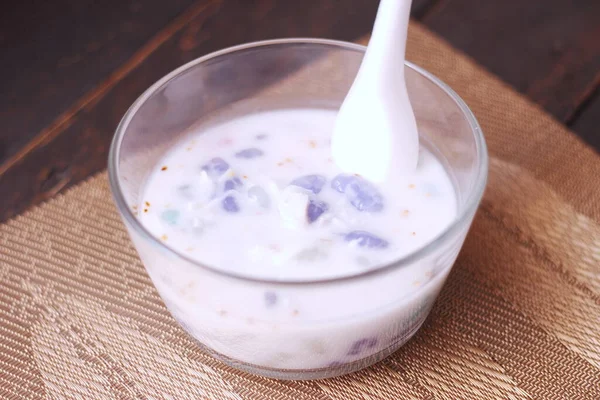 Hindistan cevizli muhallebi Tayland 'ın tatlısıdır. Ya da bizim deyimimizle 