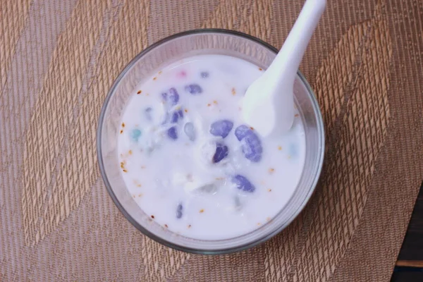 Hindistan cevizli muhallebi Tayland 'ın tatlısıdır. Ya da bizim deyimimizle 