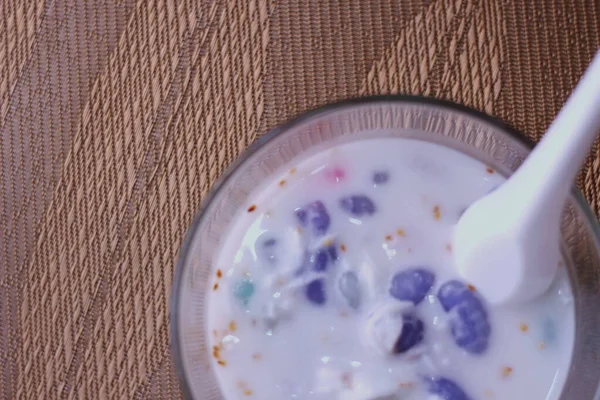 Hindistan cevizli muhallebi Tayland 'ın tatlısıdır. Ya da bizim deyimimizle 