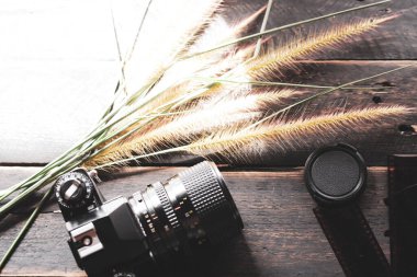 Retro film kamerası ve negatif film siyah ahşap bir masada.