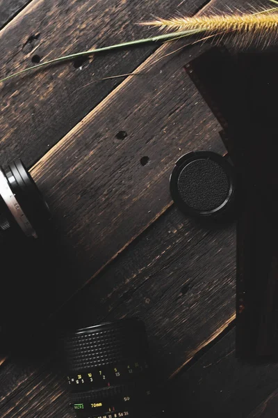 Retro Film Kamerası Negatif Film Siyah Ahşap Bir Masada — Stok fotoğraf
