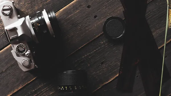 Retro Filmová Kamera Negativní Film Černém Dřevěném Stole — Stock fotografie