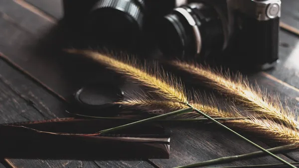 Ретропленочная Камера Негативная Пленка Черном Деревянном Столе — стоковое фото