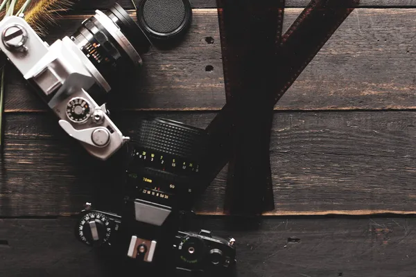 Câmera Filme Retro Filme Negativo Uma Mesa Madeira Preta — Fotografia de Stock