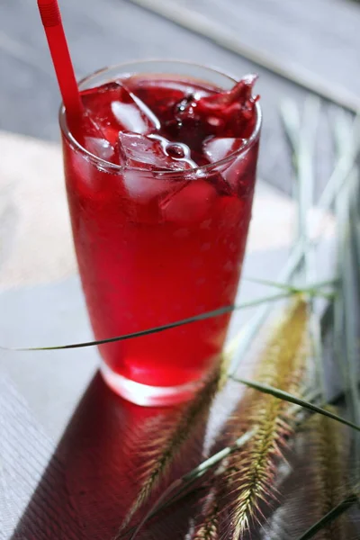 Roselljuice Ett Glas Placerad Ett Vitt Bord — Stockfoto