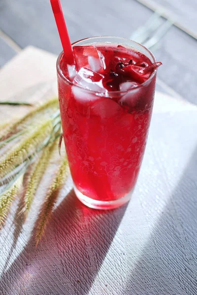 Roselljuice Ett Glas Placerad Ett Vitt Bord — Stockfoto