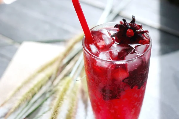 Jugo Roselle Vaso Colocado Sobre Una Mesa Blanca —  Fotos de Stock