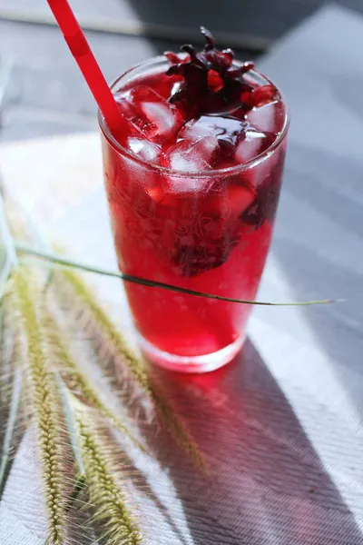 Suco Roselle Copo Colocado Uma Mesa Branca — Fotografia de Stock