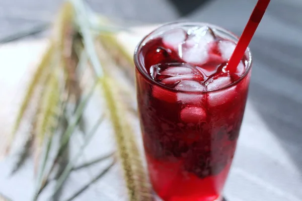 Jugo Roselle Vaso Colocado Sobre Una Mesa Blanca —  Fotos de Stock