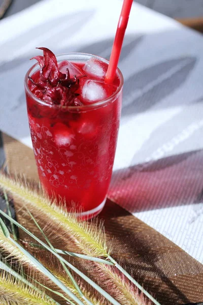 Jus Roselle Dans Verre Placé Sur Une Table Blanche — Photo