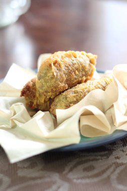 Yağda kızartılmış ve kızartılmamış pirinç ve ızgara hindistancevizli muz rulosu, 