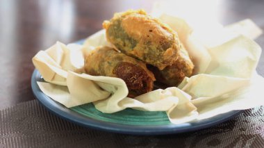 Yağda kızartılmış ve kızartılmamış pirinç ve ızgara hindistancevizli muz rulosu, 