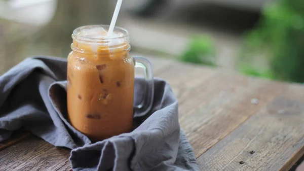 Süt Çayı Tayland Çayı Ahşap Bir Masada Servis Edilir — Stok fotoğraf