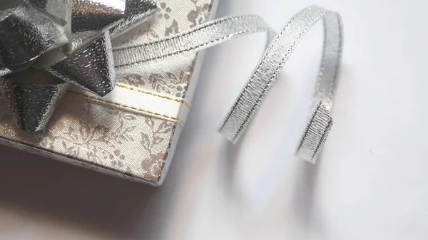 Срібна Подарункова Коробка Срібна Стрічка Білому Тлі — стокове фото