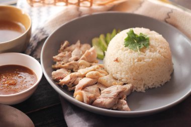 Çin tavuğu pilavı, sos ve sıcak çorba ile servis edilir..