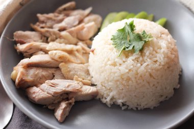 Çin tavuğu pilavı, sos ve sıcak çorba ile servis edilir..