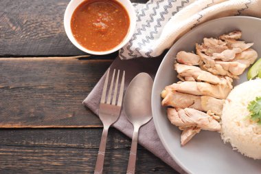 Çin tavuğu pilavı, sos ve sıcak çorba ile servis edilir..