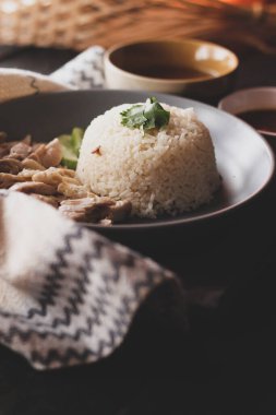 Çin tavuğu pilavı, sos ve sıcak çorba ile servis edilir..