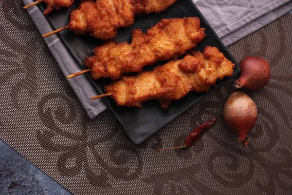 Fried Pork Skewers Served Black Plate — Stock Photo, Image