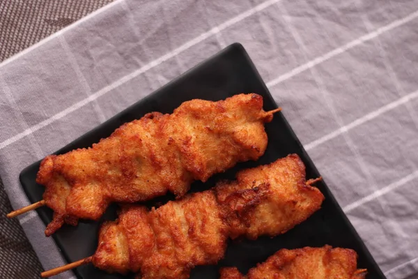 Fried Pork Skewers Served Black Plate — Stock Photo, Image