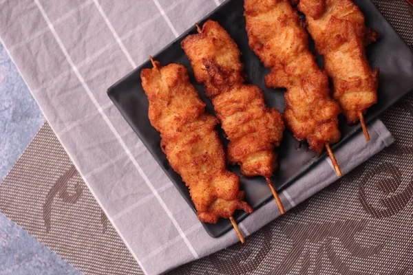 Fried Pork Skewers Served Black Plate — Stock Photo, Image