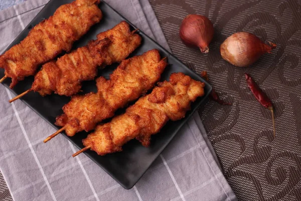 Fried Pork Skewers Served Black Plate — Stock Photo, Image